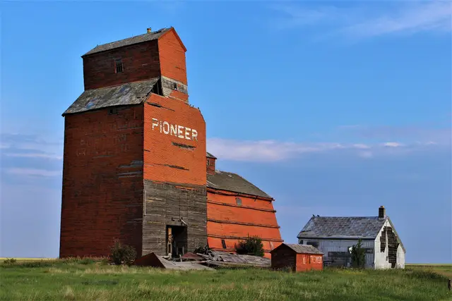 Abandoned Pioneer grain elevator